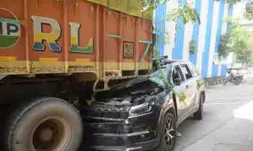मथुरा रोड पर खड़े ट्रक से SUV टकराई, 1 की मौत