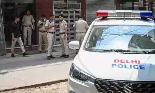 Delhi: सनसनीखेज हत्या, परिवार के तीन सदस्य मरे, आरोपी छोटा बेटा