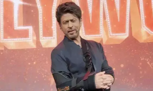 SRK ने बैड्ज़ ऑफ बॉलीवुड के प्रीव्यू में अपनी चोट का मज़ाक उड़ाया SRK ने बैड्ज़ ऑफ बॉलीवुड के प्रीव्यू में अपनी चोट का मज़ाक उड़ाया