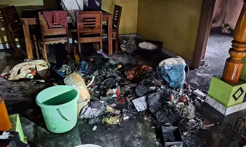 विद्युत दुर्घटना: घर और सामान जलकर राख