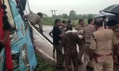 मध्य प्रदेश के शिवपुरी में तेज रफ्तार उज्जैन-दिल्ली बस खंभे से टकराई; गर्भवती महिला समेत 16 घायल