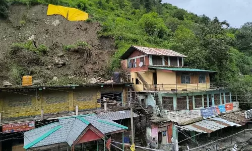 Mandi के बालीचौकी में दरारें पड़ने से इमारतें असुरक्षित Mandi के बालीचौकी में दरारें पड़ने से इमारतें असुरक्षित
