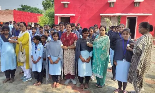 Sriganganagar: विद्यार्थियों को ‘मुझे गर्व है, मैं नशा मुक्त हूँ‘ सुरक्षा कवच पॉकेट बैज वितरित