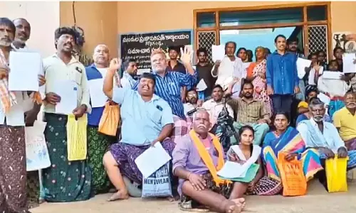 persons  बंद होने पर गोनेगंडला में दिव्यांगजनों का प्रदर्शन
