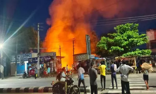 Bhadrachalam के गोदाम में आग लगने से कई वाहन जलकर खाक, स्थानीय लोगों ने कार्रवाई की मांग की Bhadrachalam के गोदाम में आग लगने से कई वाहन जलकर खाक, स्थानीय लोगों ने कार्रवाई की मांग की