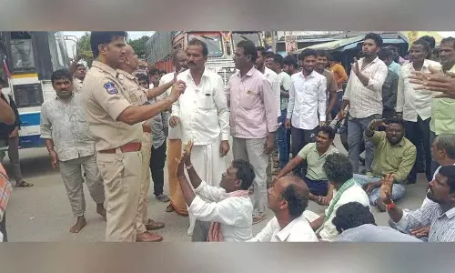 यूरिया की कमी को लेकर Narsapur में किसानों ने रास्ता रोको प्रदर्शन किया