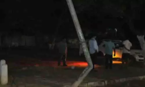 Bhubaneswar: तेज रफ्तार बुलेट के खंभे से टकराने से दो लोगों की मौत Bhubaneswar: तेज रफ्तार बुलेट के खंभे से टकराने से दो लोगों की मौत