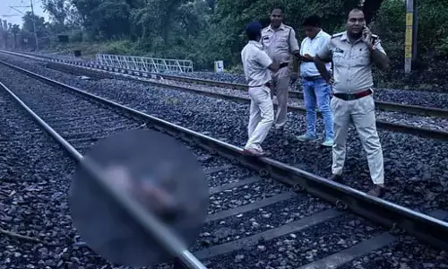 मालगाड़ी को आते देख ट्रैक में कूदा युवक, कोरबा में खतरनाक सुसाइड