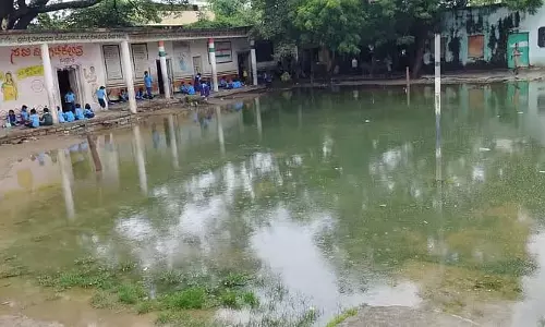 झील जैसा स्कूल परिसर: छात्रों का विरोध, अभिभावकों में आक्रोश झील जैसा स्कूल परिसर: छात्रों का विरोध, अभिभावकों में आक्रोश