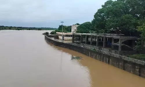 बारिश कम हुई; नदी का जलस्तर कम नहीं हो रहा