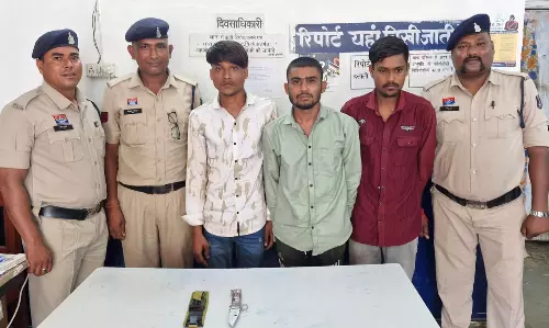 पेट्रोल पंप के पास गुंडागर्दी, 3 नशेड़ी युवक गिरफ्तार पेट्रोल पंप के पास गुंडागर्दी, 3 नशेड़ी युवक गिरफ्तार