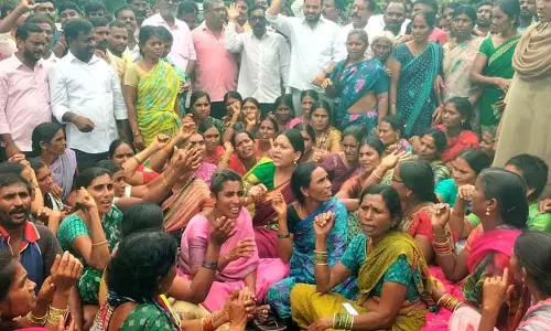 Khammam पुलिस ने यूरिया दुकानों पर छापा मारा, महबुबाबाद में किसानों ने धरना दिया Khammam पुलिस ने यूरिया दुकानों पर छापा मारा, महबुबाबाद में किसानों ने धरना दिया