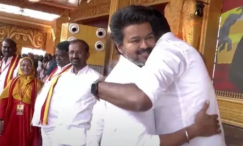 Tamil Nadu: विजय थवेका सम्मेलन के मंच पर आये Tamil Nadu: विजय थवेका सम्मेलन के मंच पर आये