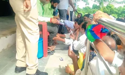 Telangana में यूरिया के लिए किसान अधिकारियों के पैरों पर गिरे, वीडियो से आक्रोश