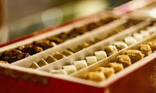 Karimnagar में खाद्य सुरक्षा छापों से मिठाई की दुकानों में अस्वच्छता की स्थिति उजागर हुई