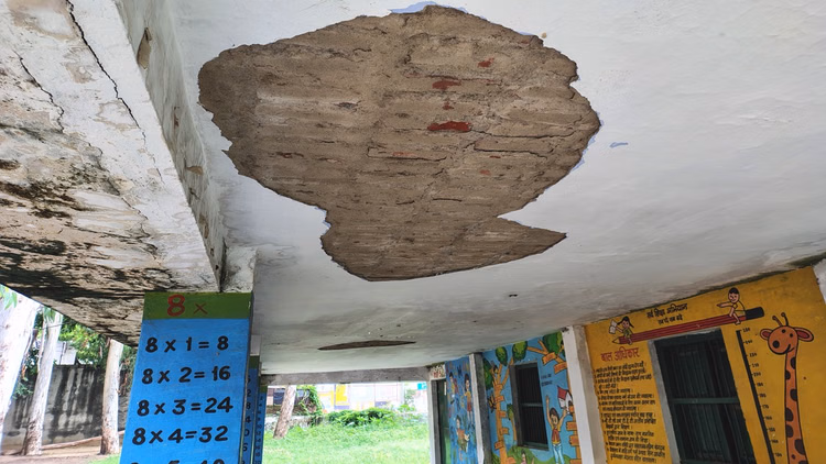 Gopeshwar: टपकती छत ने खोली स्कूल भवन की पोल Gopeshwar: टपकती छत ने खोली स्कूल भवन की पोल