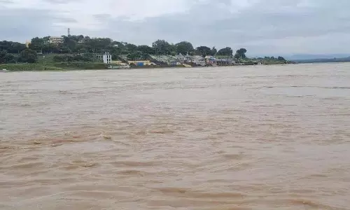 Godavari भद्राचलम में दूसरे चेतावनी स्तर पर बहती
