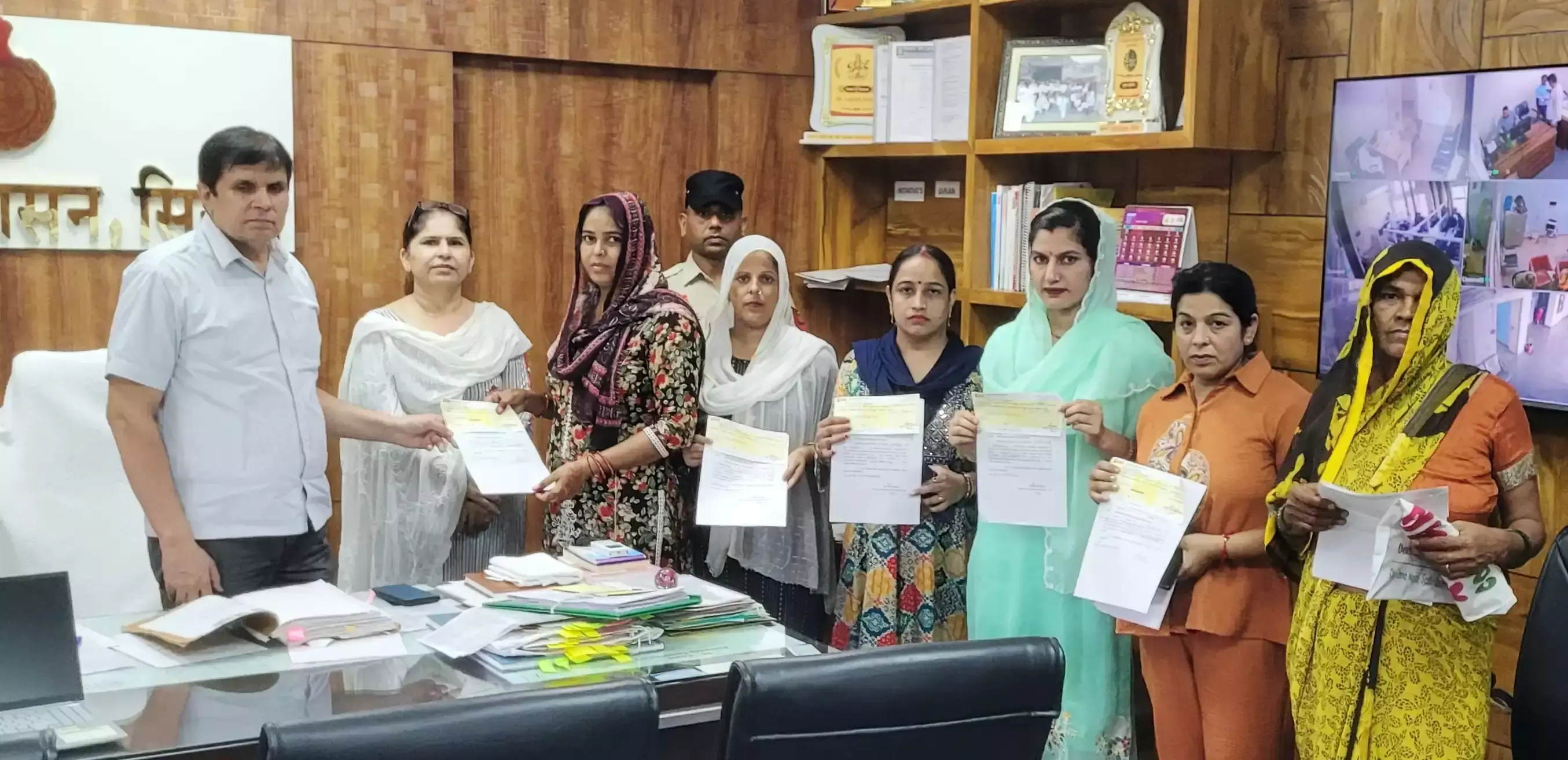 Sirsa: एडीसी ने महिलाओं को दिया आर्थिक प्रोत्साहन