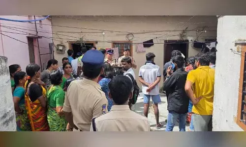 Miyapur में एक ही परिवार के पांच लोग संदिग्ध परिस्थितियों में मृत पाए गए Miyapur में एक ही परिवार के पांच लोग संदिग्ध परिस्थितियों में मृत पाए गए