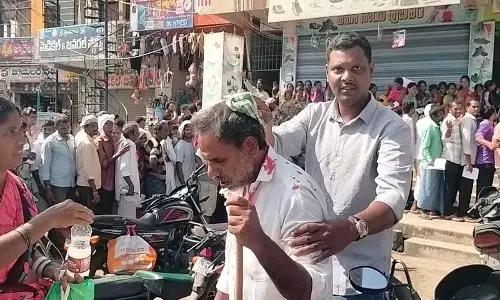 Telangana में यूरिया संकट से किसानों का विरोध जारी, राजनीतिक सरगर्मी बढ़ी Telangana में यूरिया संकट से किसानों का विरोध जारी, राजनीतिक सरगर्मी बढ़ी