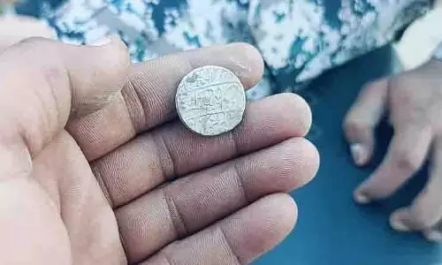 Morena: हनुमान मंदिर निर्माण के दौरान प्राचीन सोने के सिक्के मिले Morena: हनुमान मंदिर निर्माण के दौरान प्राचीन सोने के सिक्के मिले