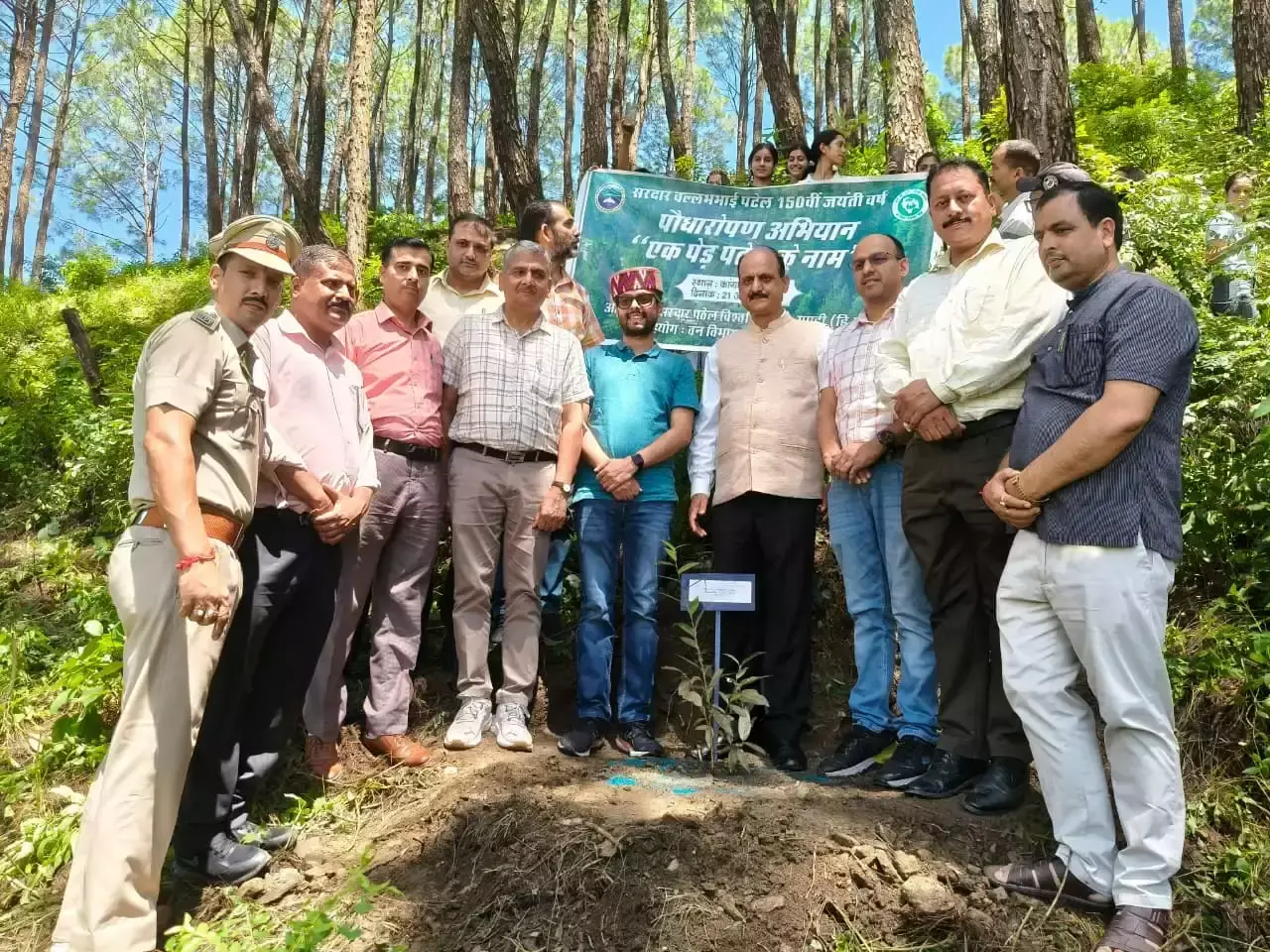 Mandi: छात्रों ने लगाया पेड़, पर्यावरण रक्षा का संकल्प लिया Mandi: छात्रों ने लगाया पेड़, पर्यावरण रक्षा का संकल्प लिया