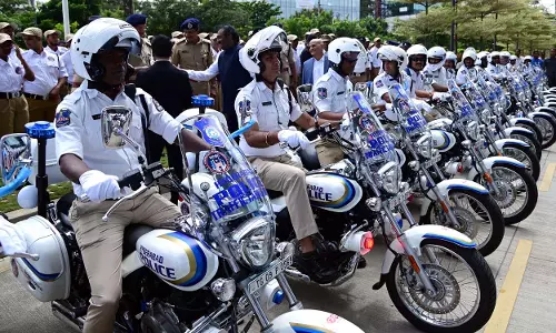 Hyderabad ट्रैफिक पुलिस ने 50 पेट्रोलिंग बाइक और 100 मार्शल तैनात किए Hyderabad ट्रैफिक पुलिस ने 50 पेट्रोलिंग बाइक और 100 मार्शल तैनात किए