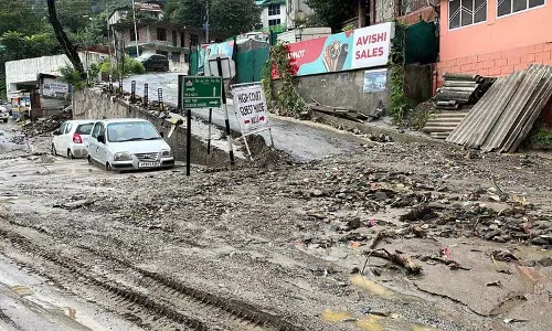 Kullu घाटी में बादल फटने और लगातार बारिश से जनजीवन प्रभावित, 100 सड़कें अवरुद्ध Kullu घाटी में बादल फटने और लगातार बारिश से जनजीवन प्रभावित, 100 सड़कें अवरुद्ध