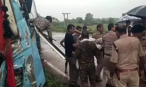शिवपुरी में उज्जैन-दिल्ली बस हादसा, 16 घायल; को-ड्राइवर की हालत गंभीर शिवपुरी में उज्जैन-दिल्ली बस हादसा, 16 घायल; को-ड्राइवर की हालत गंभीर