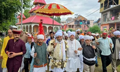 वार्षिक कैलाश यात्रा की Chhari Mubarak पर श्रद्धालुओं की भीड़ उमड़ पड़ी
