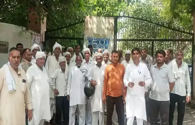 Sonipat: प्रदर्शनकारी किसानों ने प्रशासन से मांगा उचित मुआवजा