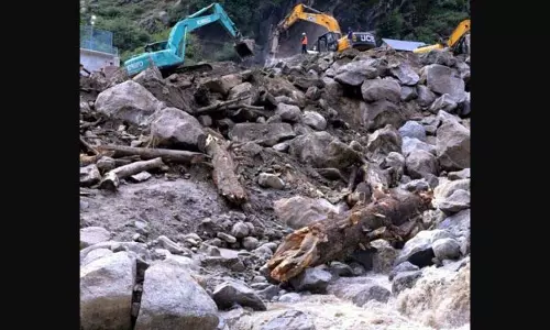 JAMMU: भारी बारिश से अचानक बाढ़, भूस्खलन और यातायात बाधित JAMMU: भारी बारिश से अचानक बाढ़, भूस्खलन और यातायात बाधित