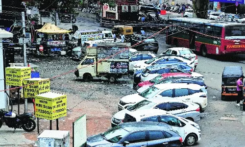 बढ़ते शहरी निर्माण के बीच पार्किंग संकट गहरा, सिटी प्रशासन कार्रवाई में सक्रिय बढ़ते शहरी निर्माण के बीच पार्किंग संकट गहरा, सिटी प्रशासन कार्रवाई में सक्रिय