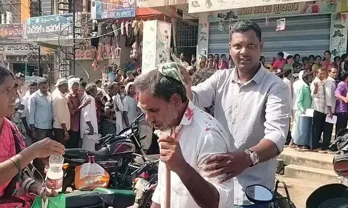 Urea बैग के लिए किसान का खून बहा; तेलंगाना में उर्वरक संकट गहराया