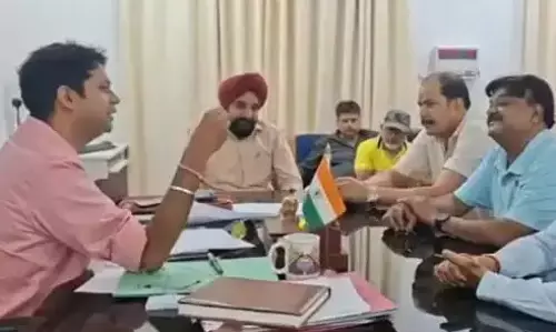 Haldwani: उद्योग व्यापार प्रतिनिधि मंडल ने आरटीओ अधिकारियों को घेरा Haldwani: उद्योग व्यापार प्रतिनिधि मंडल ने आरटीओ अधिकारियों को घेरा