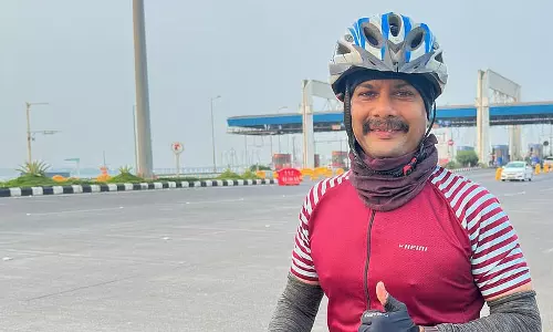 पूर्व क्रिकेटर सुनीत कोप्रा ने घुटने की गंभीर चोट के बाद 1,200 किमी की साइकिल यात्रा पूरी कर किया रिकॉर्ड पूर्व क्रिकेटर सुनीत कोप्रा ने घुटने की गंभीर चोट के बाद 1,200 किमी की साइकिल यात्रा पूरी कर किया रिकॉर्ड