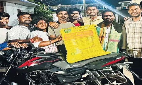 Telangana में यूरिया के लिए कतारें लंबी होने के कारण किसानों ने किया विरोध प्रदर्शन Telangana में यूरिया के लिए कतारें लंबी होने के कारण किसानों ने किया विरोध प्रदर्शन