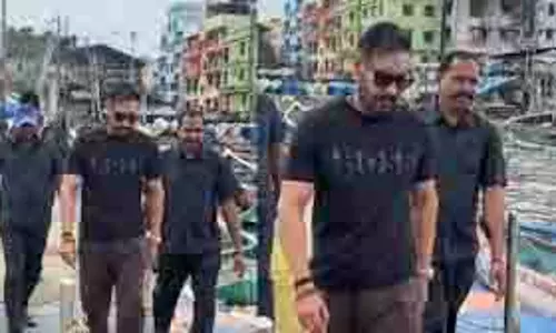 Ajay Devgn: वर्सोवा जेट्टी पर कड़ी सुरक्षा के बीच स्पॉट Ajay Devgn: वर्सोवा जेट्टी पर कड़ी सुरक्षा के बीच स्पॉट