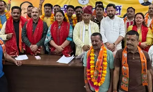 Jammu: प्रमुख ट्रांसपोर्टर ने किया भाजपा जॉइन, विश्वास बढ़ने का संकेत Jammu: प्रमुख ट्रांसपोर्टर ने किया भाजपा जॉइन, विश्वास बढ़ने का संकेत