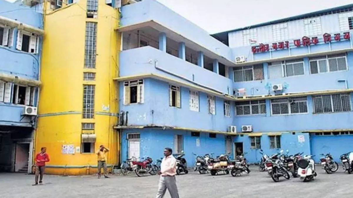 Indore: करोड़ों की बेशकीमती जमीन निगम ने की जब्ती Indore: करोड़ों की बेशकीमती जमीन निगम ने की जब्ती