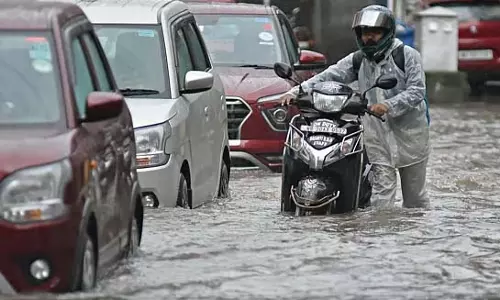Kolkata में कुछ घंटों तक भारी बारिश, किन सड़कों पर यातायात धीमा? Kolkata में कुछ घंटों तक भारी बारिश, किन सड़कों पर यातायात धीमा?