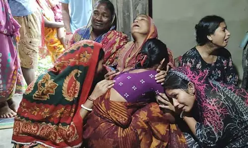 घाट के पास भीषण हादसा, ट्रॉलर से गिरकर 2 मछुआरे डूबे घाट के पास भीषण हादसा, ट्रॉलर से गिरकर 2 मछुआरे डूबे