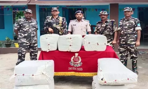SSB की बड़ी कार्रवाई: 200 किलो गांजा जब्त, तस्कर फरार SSB की बड़ी कार्रवाई: 200 किलो गांजा जब्त, तस्कर फरार