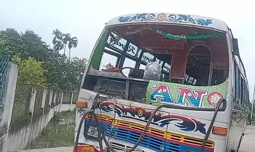 बेटियों के साथ अस्पताल जा रहे पिता को बस ने कुचला