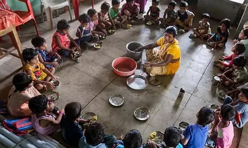 कक्षा शुरू होने से पहले शिक्षक शराब की बोतलें हटाते हैं