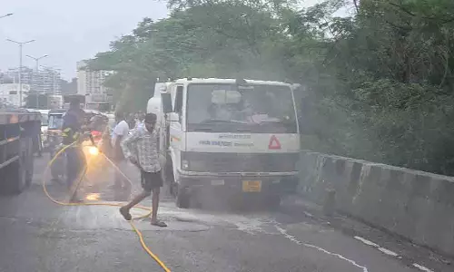 Belapur: फ्लाईओवर पर टैंकर में तकनीकी खराबी, हादसा टला