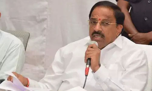 हैदराबाद में पूर्व मंत्री निरंजन रेड्डी ने कृषि मंत्री पर साधा निशाना हैदराबाद में पूर्व मंत्री निरंजन रेड्डी ने कृषि मंत्री पर साधा निशाना