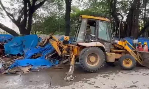 फुटपाथ पर अवैध झोपड़ियों का BMC ने कराया विध्वंस फुटपाथ पर अवैध झोपड़ियों का BMC ने कराया विध्वंस