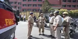 Delhi शहर के छह स्कूलों को बम से उड़ाने की धमकी Delhi शहर के छह स्कूलों को बम से उड़ाने की धमकी