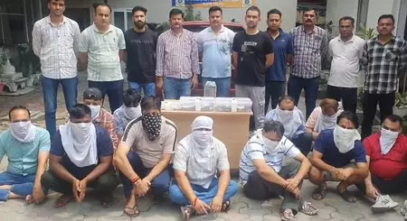 बड़े जुआ रैकेट का भंडाफोड़, 12 गिरफ्तार, 15 लाख से अधिक बरामद बड़े जुआ रैकेट का भंडाफोड़, 12 गिरफ्तार, 15 लाख से अधिक बरामद